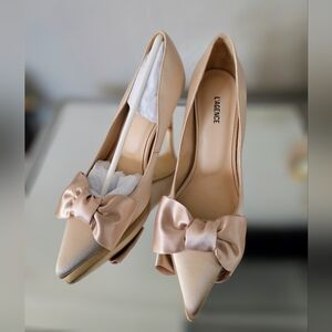 🍸L’AGENCE Nude Satin Bow Pointed Toe Heels – Size 6 – New
